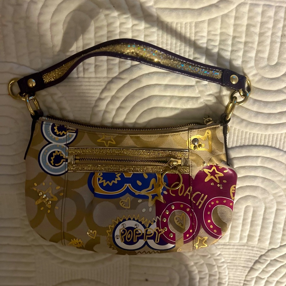 Coach poppy
Khaki/multi color and gold tone hardware. Used a couple times.